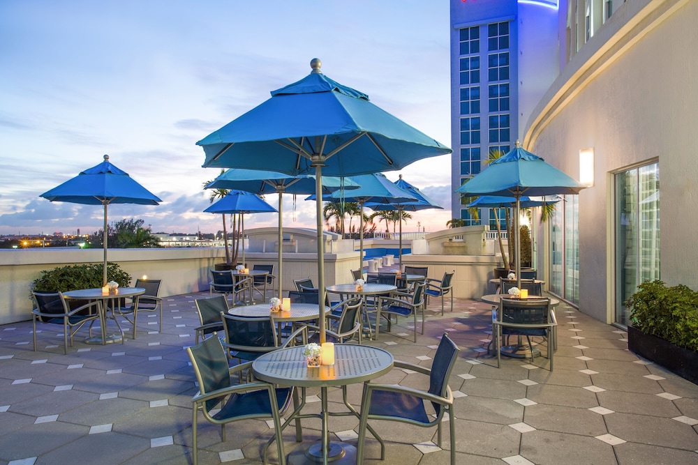 Crowne Plaza Hotel Fort Lauderdale Airport/Cruiseport by IHG — Restaurant & bars in Fort Lauderdale, Florida