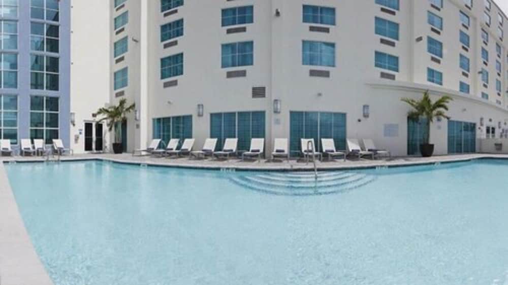 Crowne Plaza Hotel Fort Lauderdale Airport/Cruiseport by IHG — Swimming pool in Fort Lauderdale, Florida