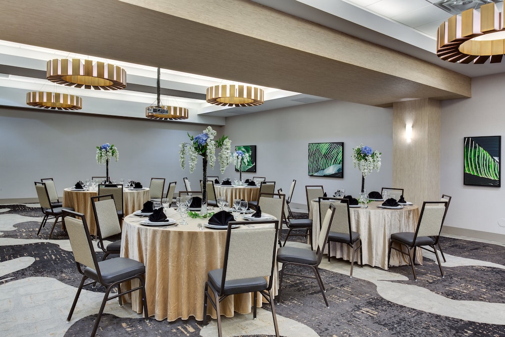 Crowne Plaza Hotel Fort Lauderdale Airport/Cruiseport by IHG — Restaurant & bars in Fort Lauderdale, Florida