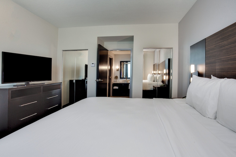Crowne Plaza Hotel Fort Lauderdale Airport/Cruiseport by IHG — Hotel rooms in Fort Lauderdale, Florida