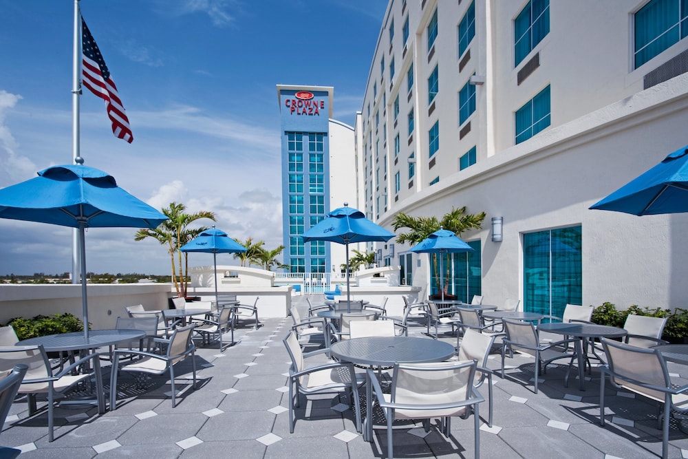 Crowne Plaza Hotel Fort Lauderdale Airport/Cruiseport by IHG — Hotel building in Fort Lauderdale, Florida