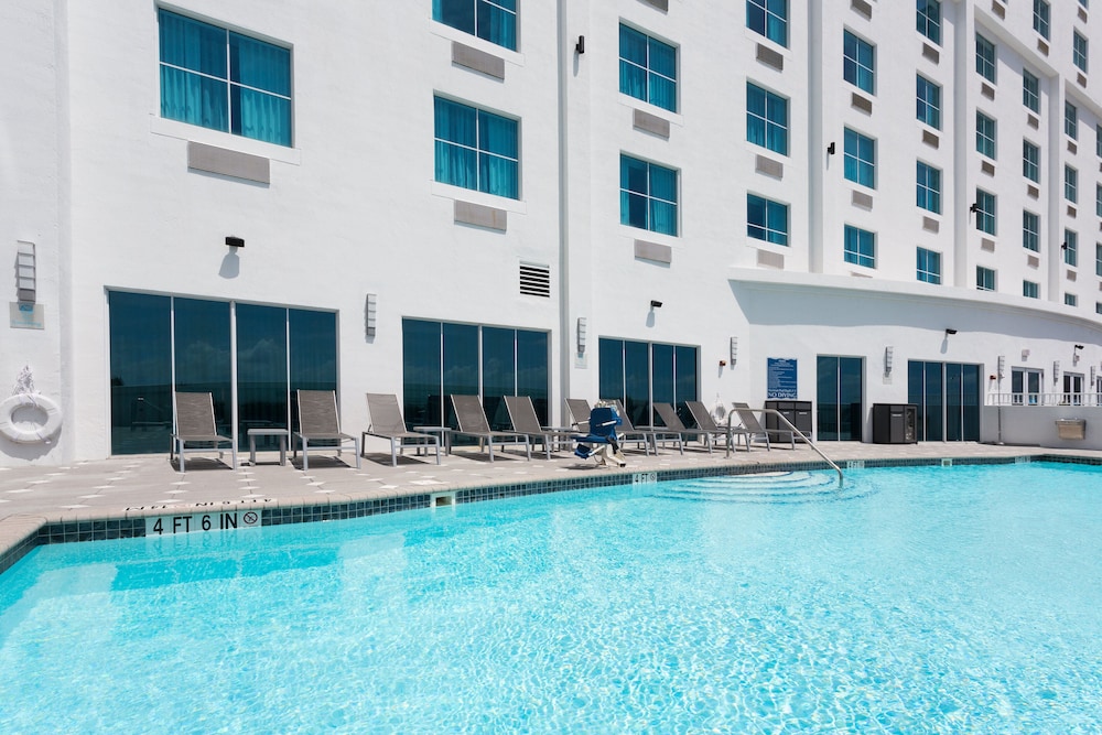 Crowne Plaza Hotel Fort Lauderdale Airport/Cruiseport by IHG — Swimming pool in Fort Lauderdale, Florida