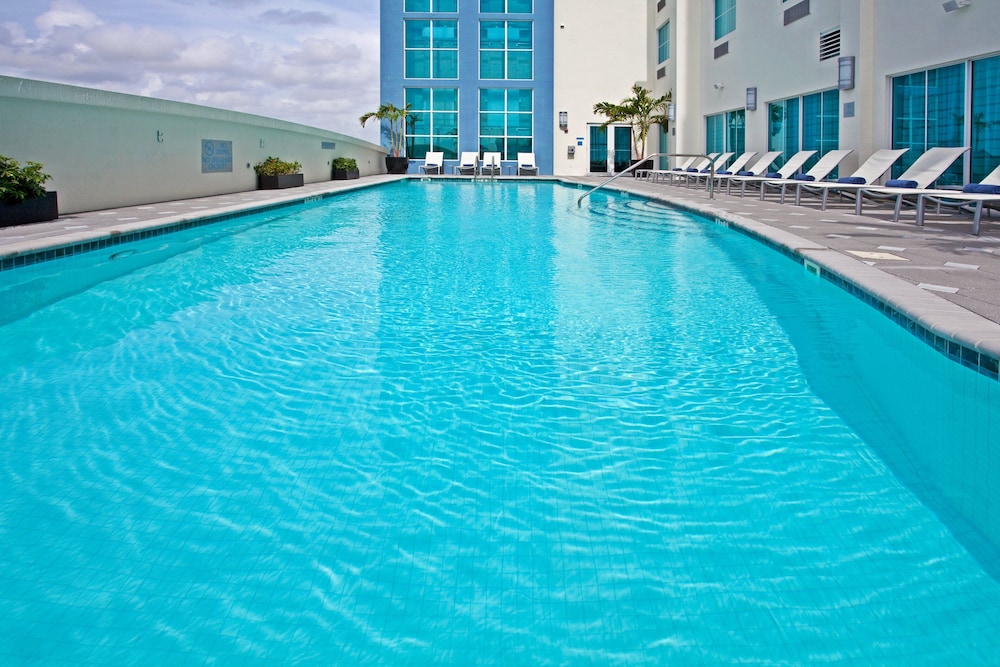 Crowne Plaza Hotel Fort Lauderdale Airport/Cruiseport by IHG — Swimming pool in Fort Lauderdale, Florida