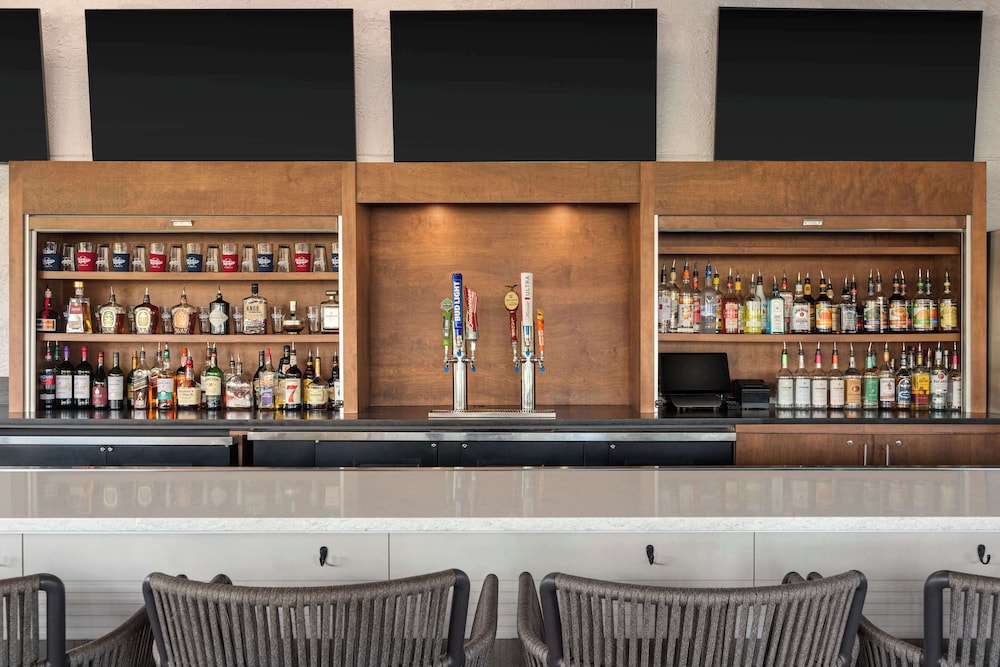 Doubletree by Hilton Fort Myers at Bell Tower Shops — Restaurant & bars in Fort Myers, Florida