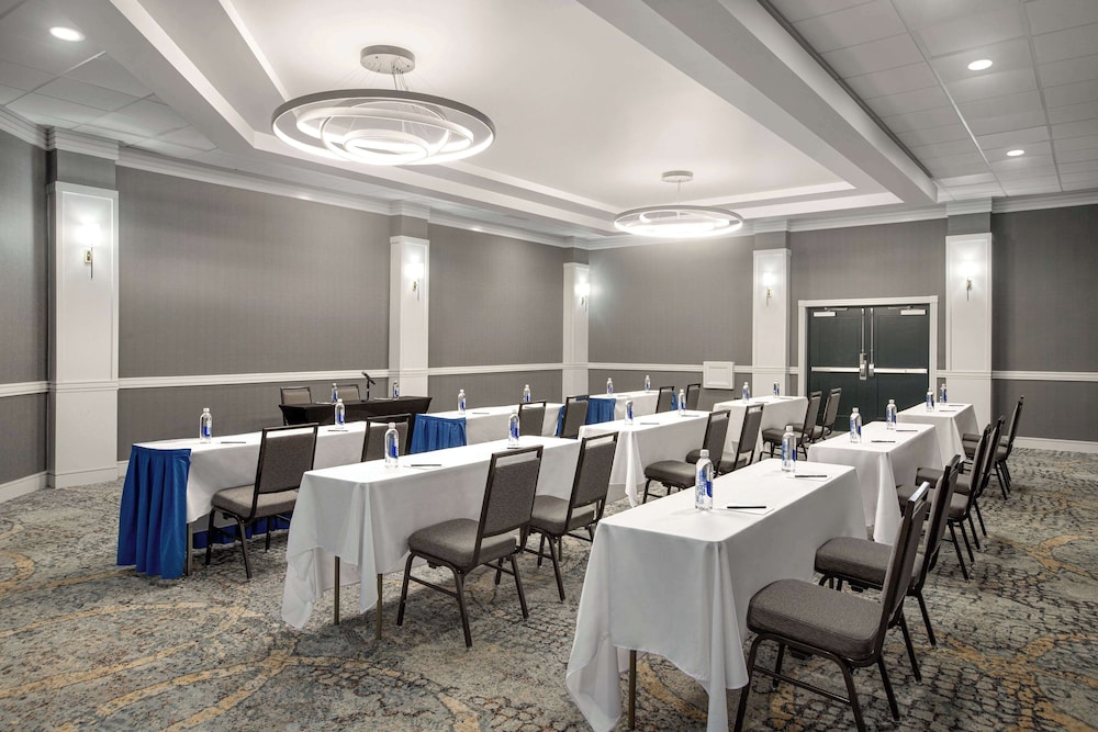 Doubletree by Hilton Fort Myers at Bell Tower Shops — Hotel building in Fort Myers, Florida