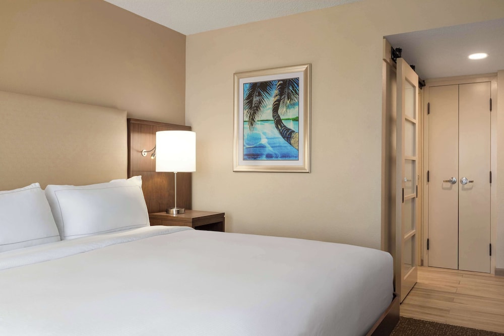 Doubletree by Hilton Fort Myers at Bell Tower Shops — Hotel rooms in Fort Myers, Florida