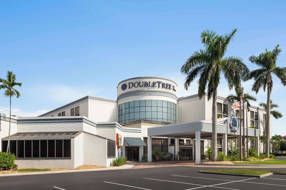 Doubletree by Hilton Fort Myers at Bell Tower Shops — Hotel building in Fort Myers, Florida