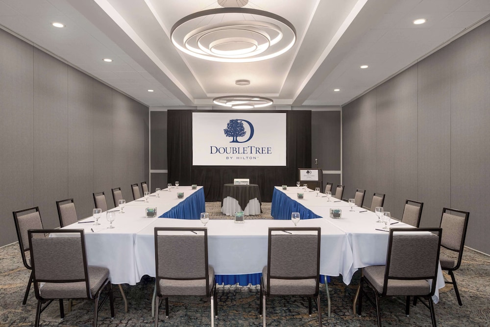 Doubletree by Hilton Fort Myers at Bell Tower Shops — Hotel building in Fort Myers, Florida