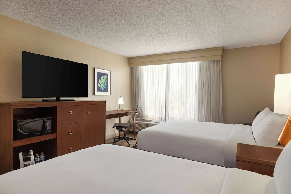 Doubletree by Hilton Fort Myers at Bell Tower Shops — Hotel rooms in Fort Myers, Florida