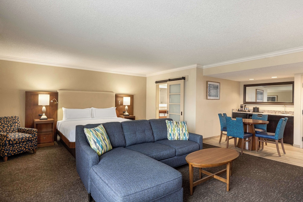 Doubletree by Hilton Fort Myers at Bell Tower Shops — Hotel rooms in Fort Myers, Florida