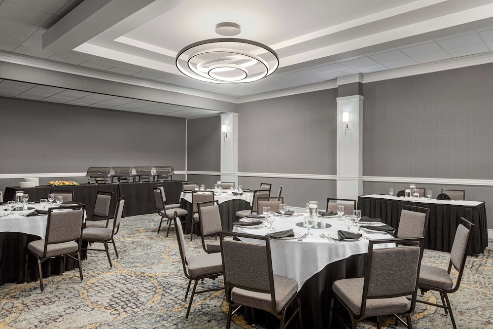 Doubletree by Hilton Fort Myers at Bell Tower Shops — Restaurant & bars in Fort Myers, Florida