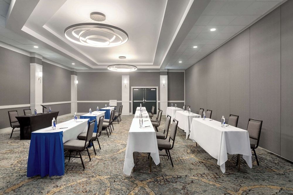 Doubletree by Hilton Fort Myers at Bell Tower Shops — Hotel building in Fort Myers, Florida