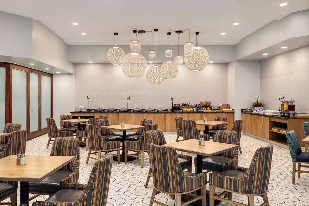 Doubletree by Hilton Fort Myers at Bell Tower Shops — Restaurant & bars in Fort Myers, Florida