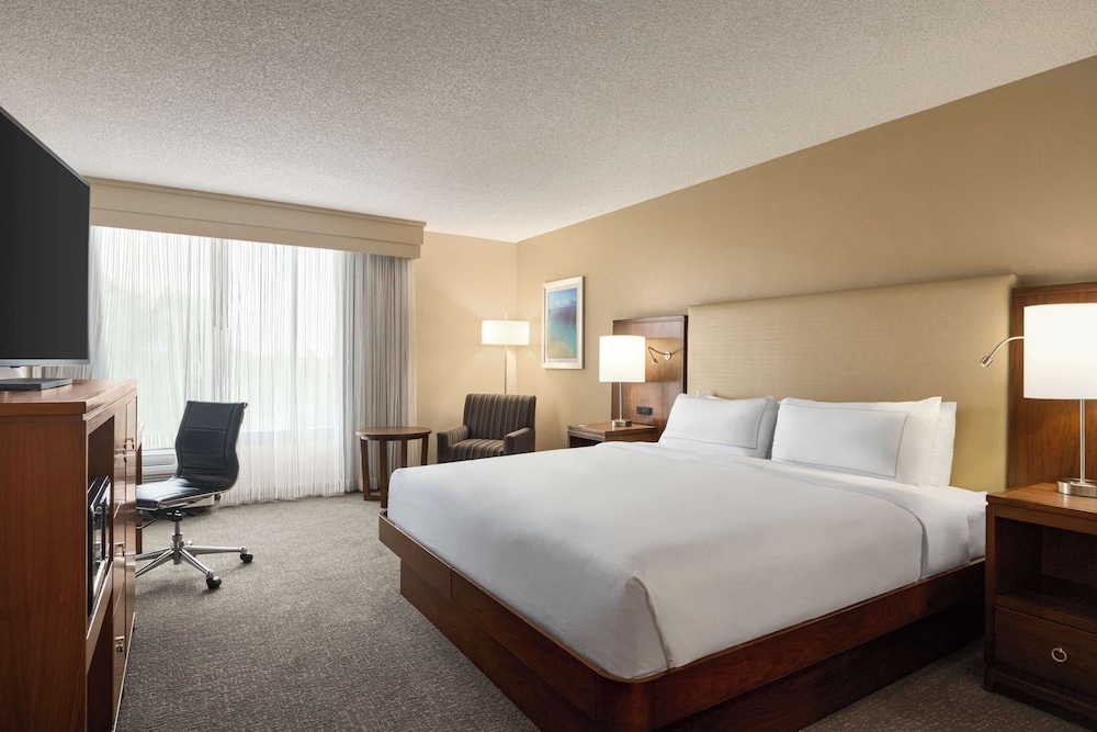Doubletree by Hilton Fort Myers at Bell Tower Shops — Hotel rooms in Fort Myers, Florida