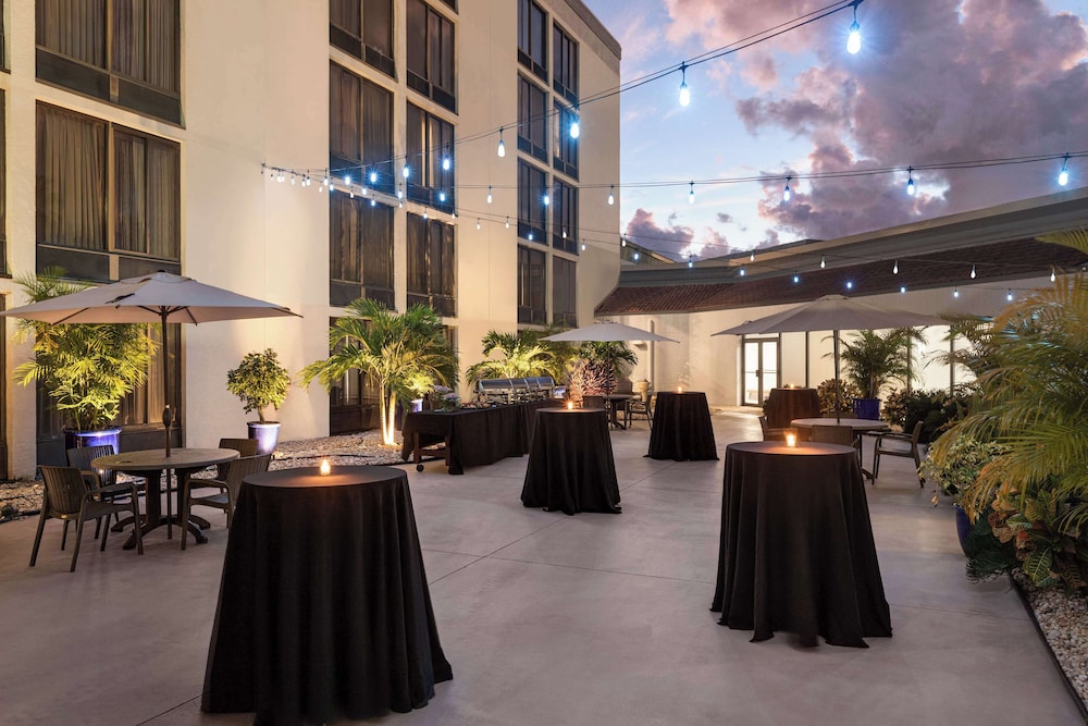 Doubletree by Hilton Fort Myers at Bell Tower Shops — Hotel building in Fort Myers, Florida