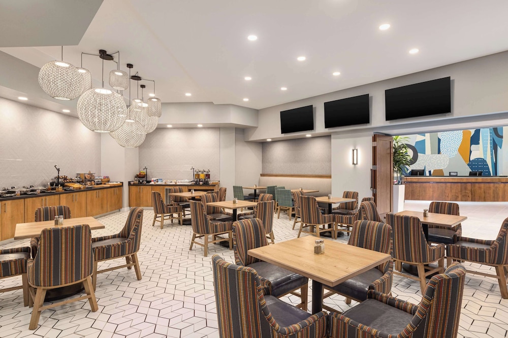 Doubletree by Hilton Fort Myers at Bell Tower Shops — Restaurant & bars in Fort Myers, Florida