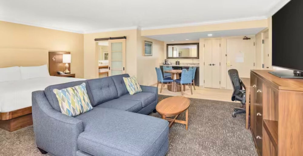 Doubletree by Hilton Fort Myers at Bell Tower Shops — Hotel rooms in Fort Myers, Florida