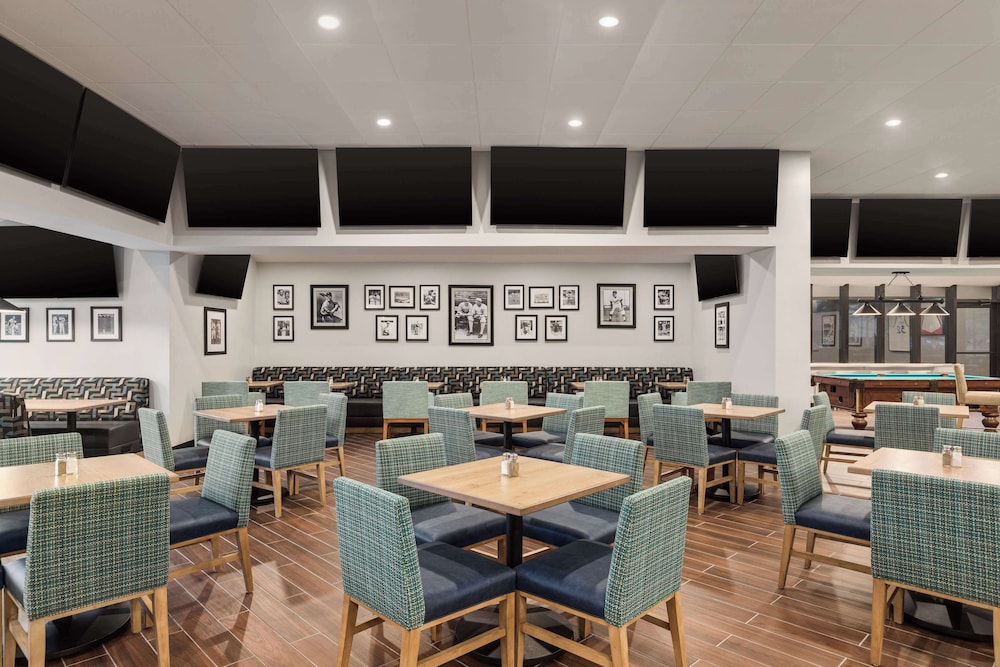 Doubletree by Hilton Fort Myers at Bell Tower Shops — Restaurant & bars in Fort Myers, Florida