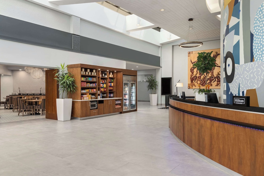 Doubletree by Hilton Fort Myers at Bell Tower Shops — Hotel building in Fort Myers, Florida
