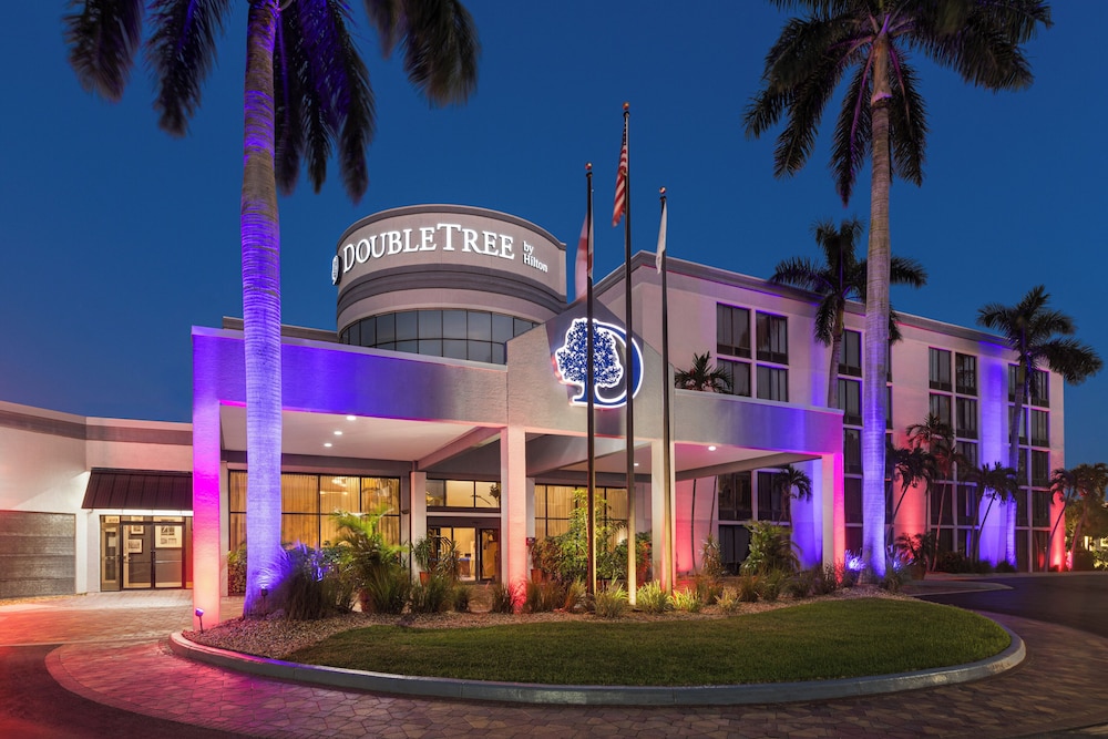 Doubletree by Hilton Fort Myers at Bell Tower Shops — Hotel building in Fort Myers, Florida