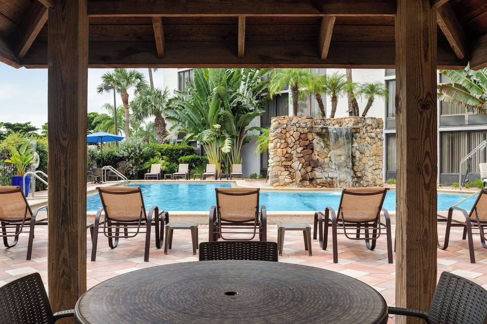 Doubletree by Hilton Fort Myers at Bell Tower Shops — Swimming pool in Fort Myers, Florida