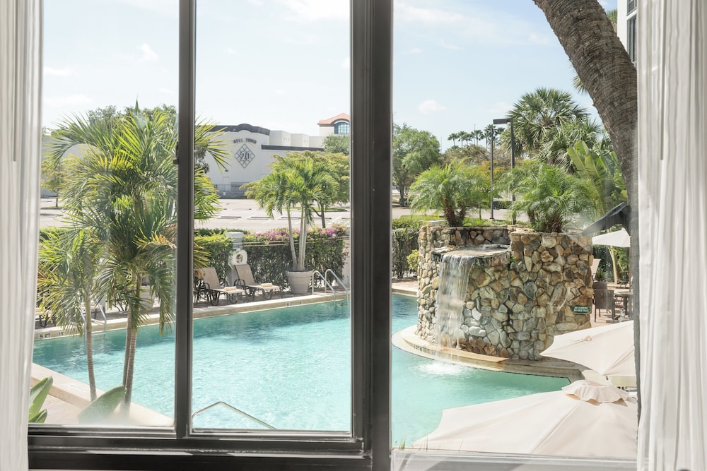 Doubletree by Hilton Fort Myers at Bell Tower Shops — Swimming pool in Fort Myers, Florida