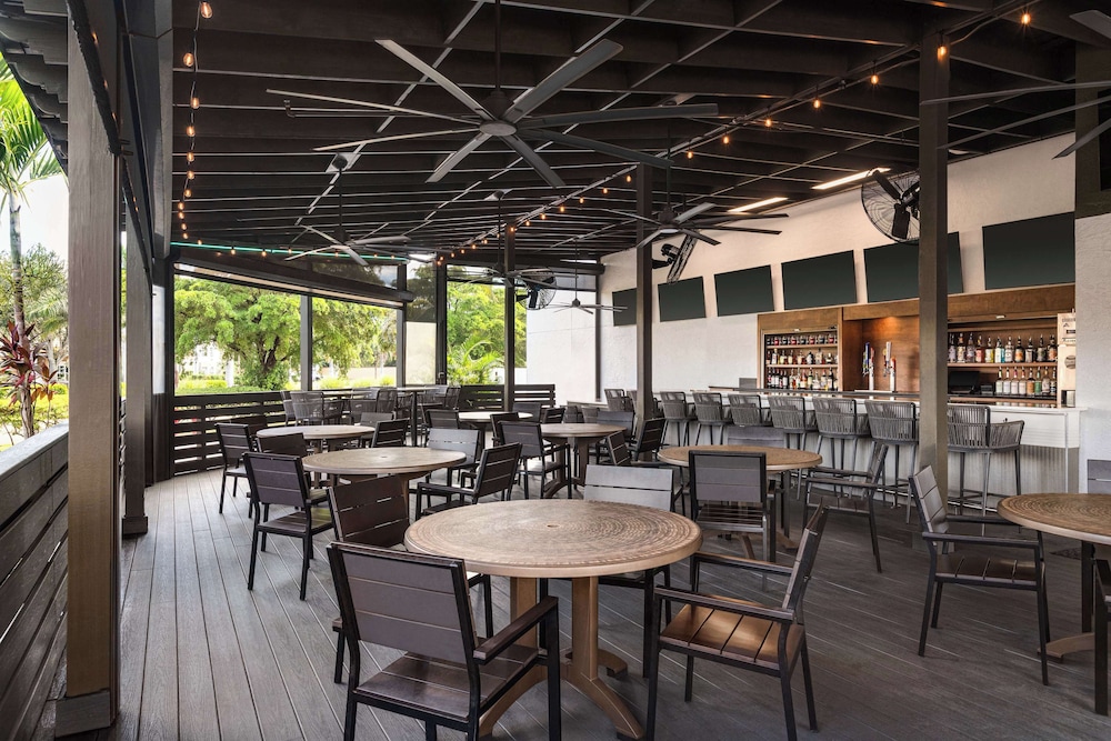 Doubletree by Hilton Fort Myers at Bell Tower Shops — Restaurant & bars in Fort Myers, Florida