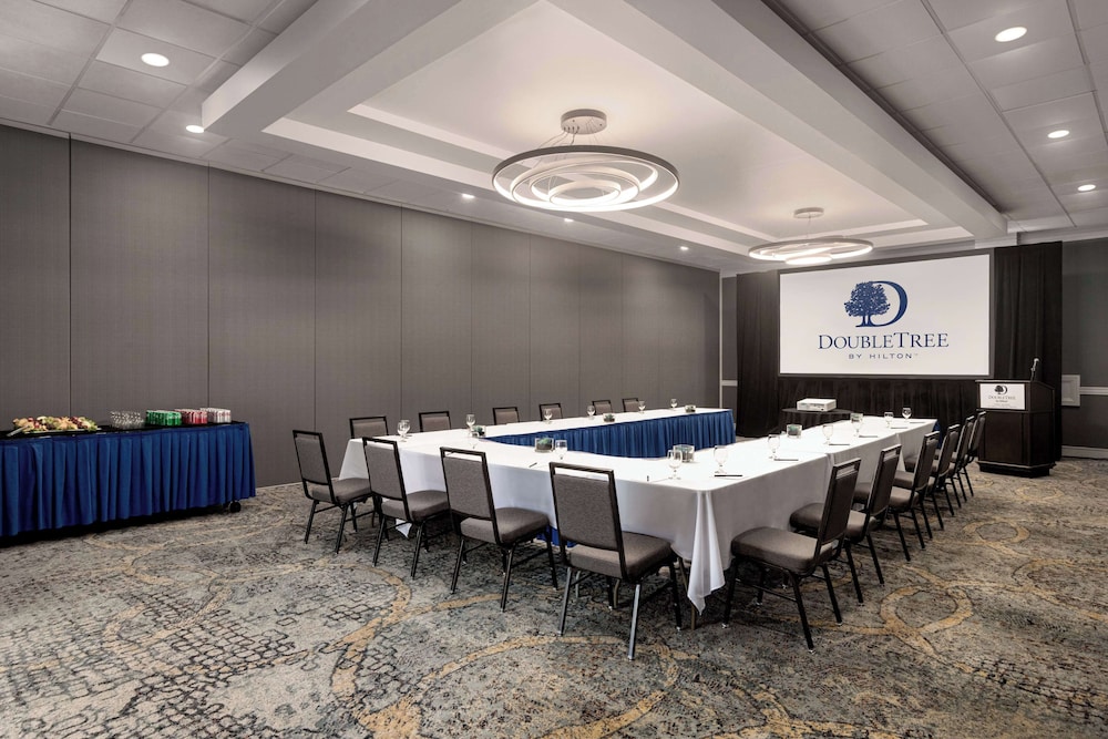 Doubletree by Hilton Fort Myers at Bell Tower Shops — Hotel building in Fort Myers, Florida