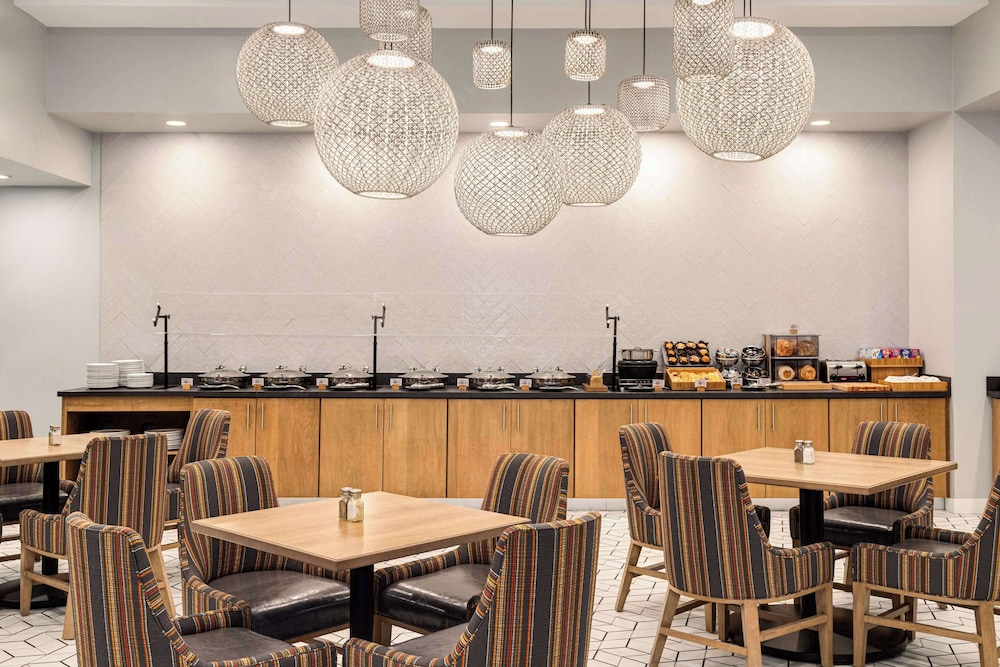 Doubletree by Hilton Fort Myers at Bell Tower Shops — Restaurant & bars in Fort Myers, Florida