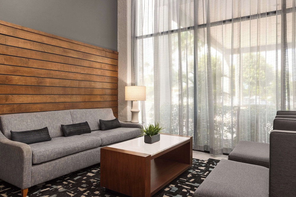 Doubletree by Hilton Fort Myers at Bell Tower Shops — Hotel rooms in Fort Myers, Florida