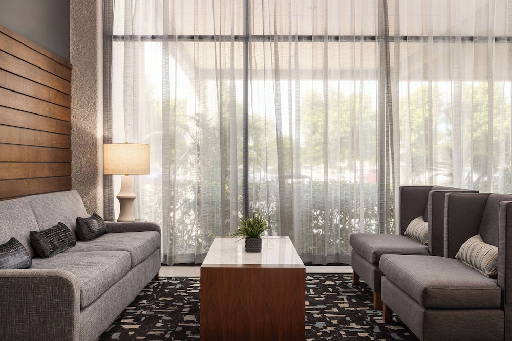 Doubletree by Hilton Fort Myers at Bell Tower Shops — Hotel building in Fort Myers, Florida