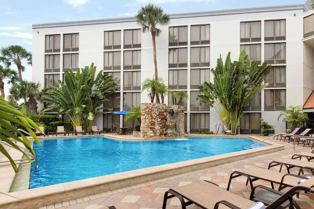Doubletree by Hilton Fort Myers at Bell Tower Shops — Swimming pool in Fort Myers, Florida