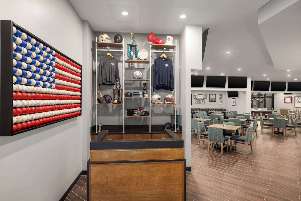 Doubletree by Hilton Fort Myers at Bell Tower Shops — Restaurant & bars in Fort Myers, Florida