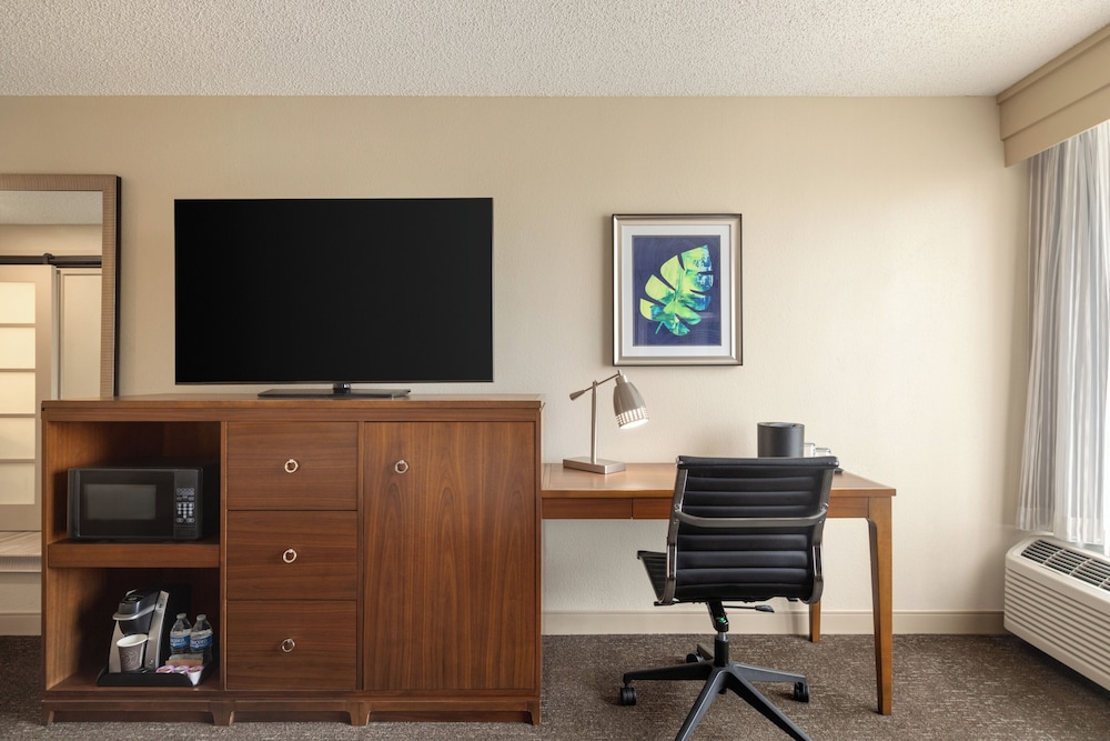 Doubletree by Hilton Fort Myers at Bell Tower Shops — Hotel rooms in Fort Myers, Florida