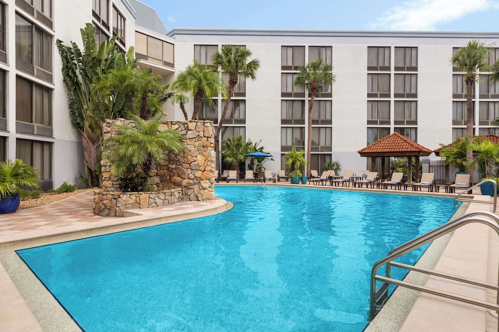 Doubletree by Hilton Fort Myers at Bell Tower Shops — Swimming pool in Fort Myers, Florida