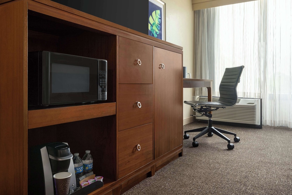 Doubletree by Hilton Fort Myers at Bell Tower Shops — Hotel rooms in Fort Myers, Florida