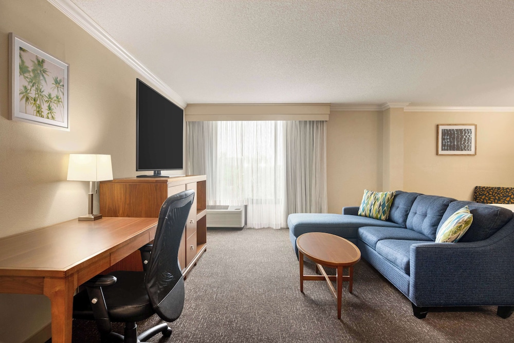 Doubletree by Hilton Fort Myers at Bell Tower Shops — Hotel rooms in Fort Myers, Florida