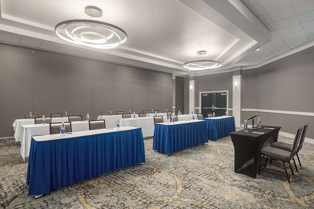 Doubletree by Hilton Fort Myers at Bell Tower Shops — Hotel building in Fort Myers, Florida