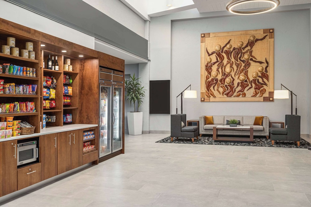 Doubletree by Hilton Fort Myers at Bell Tower Shops — Restaurant & bars in Fort Myers, Florida