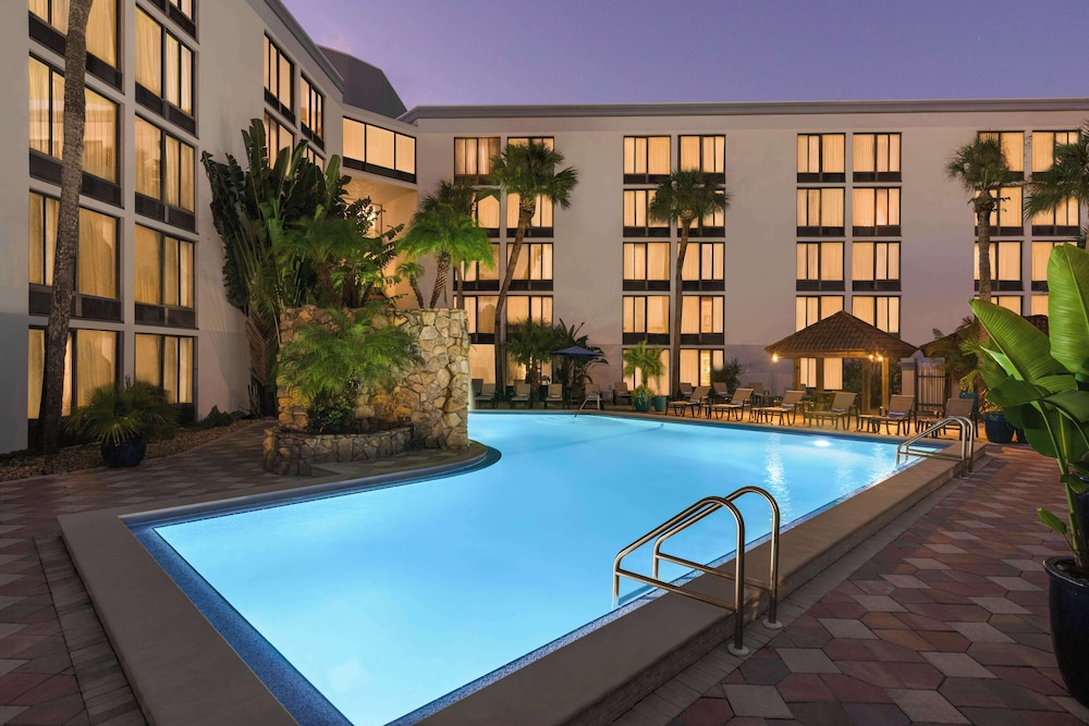 Doubletree by Hilton Fort Myers at Bell Tower Shops — Swimming pool in Fort Myers, Florida