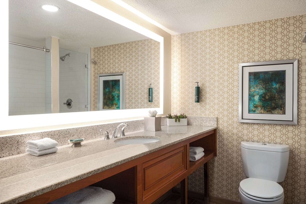 Doubletree by Hilton Fort Myers at Bell Tower Shops — Hotel rooms in Fort Myers, Florida