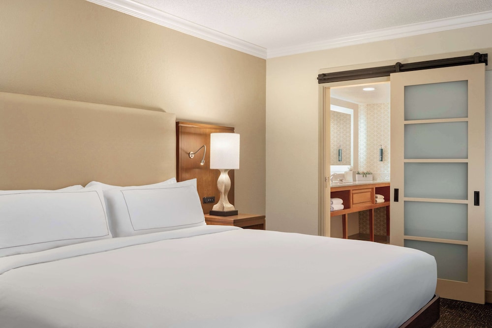 Doubletree by Hilton Fort Myers at Bell Tower Shops — Hotel rooms in Fort Myers, Florida
