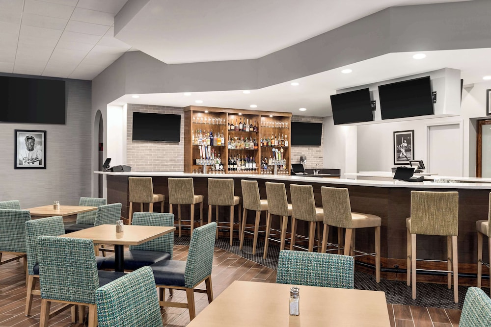 Doubletree by Hilton Fort Myers at Bell Tower Shops — Restaurant & bars in Fort Myers, Florida