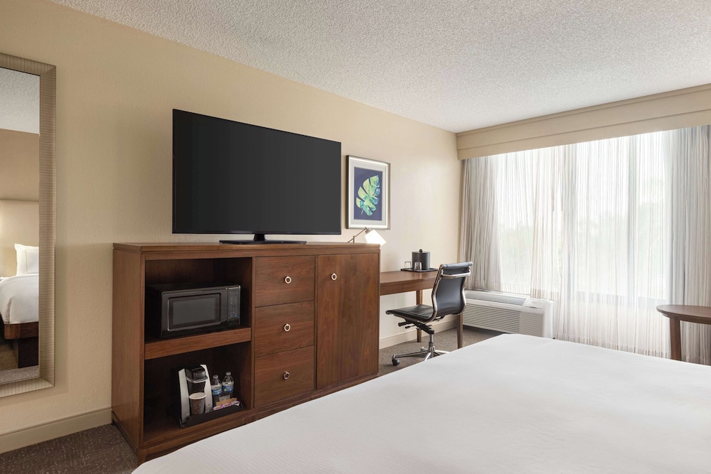 Doubletree by Hilton Fort Myers at Bell Tower Shops — Hotel rooms in Fort Myers, Florida