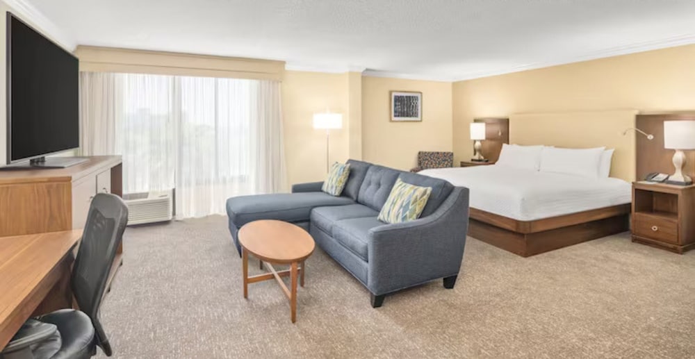 Doubletree by Hilton Fort Myers at Bell Tower Shops — Hotel rooms in Fort Myers, Florida