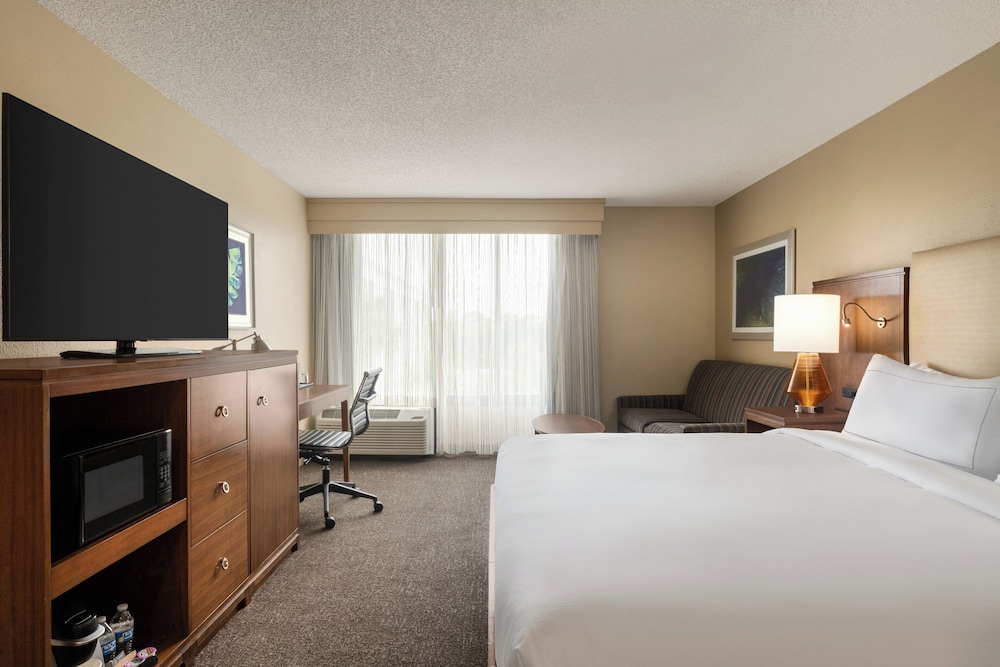 Doubletree by Hilton Fort Myers at Bell Tower Shops — Hotel rooms in Fort Myers, Florida