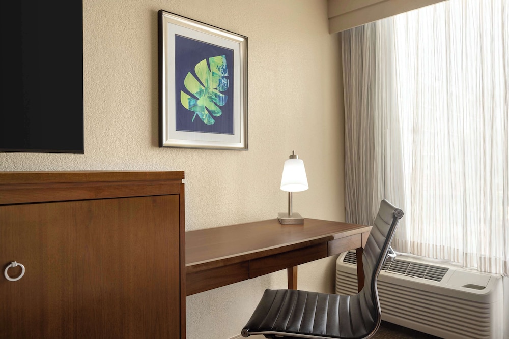 Doubletree by Hilton Fort Myers at Bell Tower Shops — Hotel rooms in Fort Myers, Florida