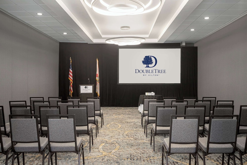 Doubletree by Hilton Fort Myers at Bell Tower Shops — Hotel building in Fort Myers, Florida