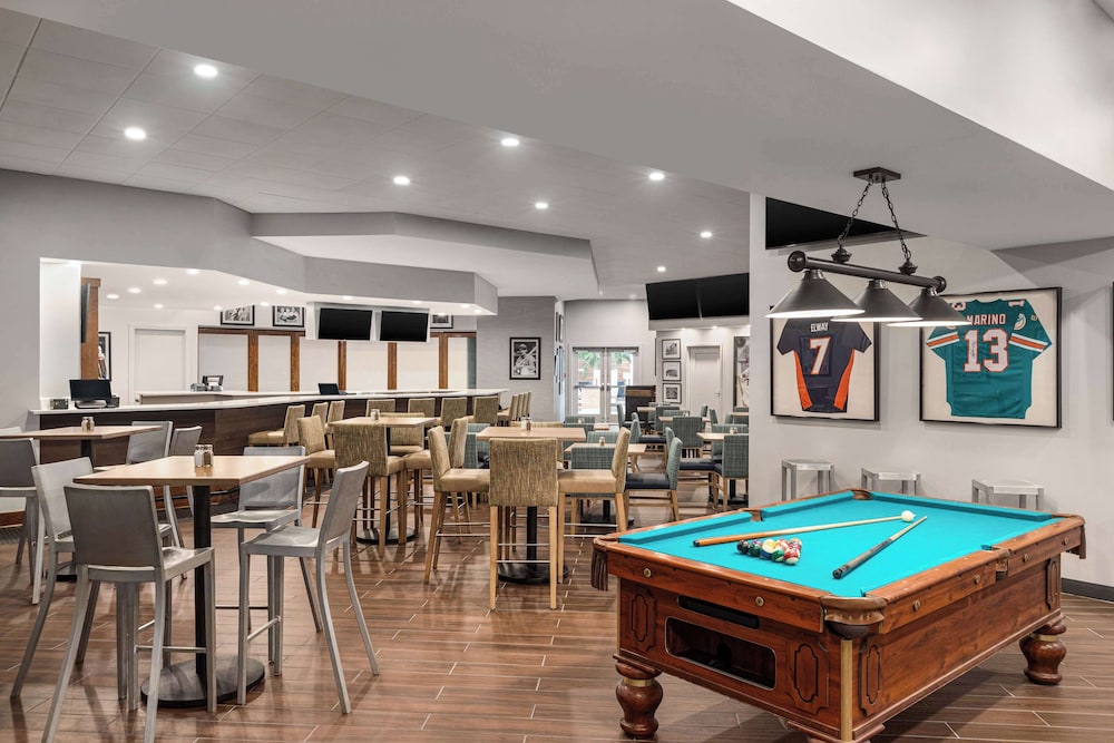 Doubletree by Hilton Fort Myers at Bell Tower Shops — Restaurant & bars in Fort Myers, Florida