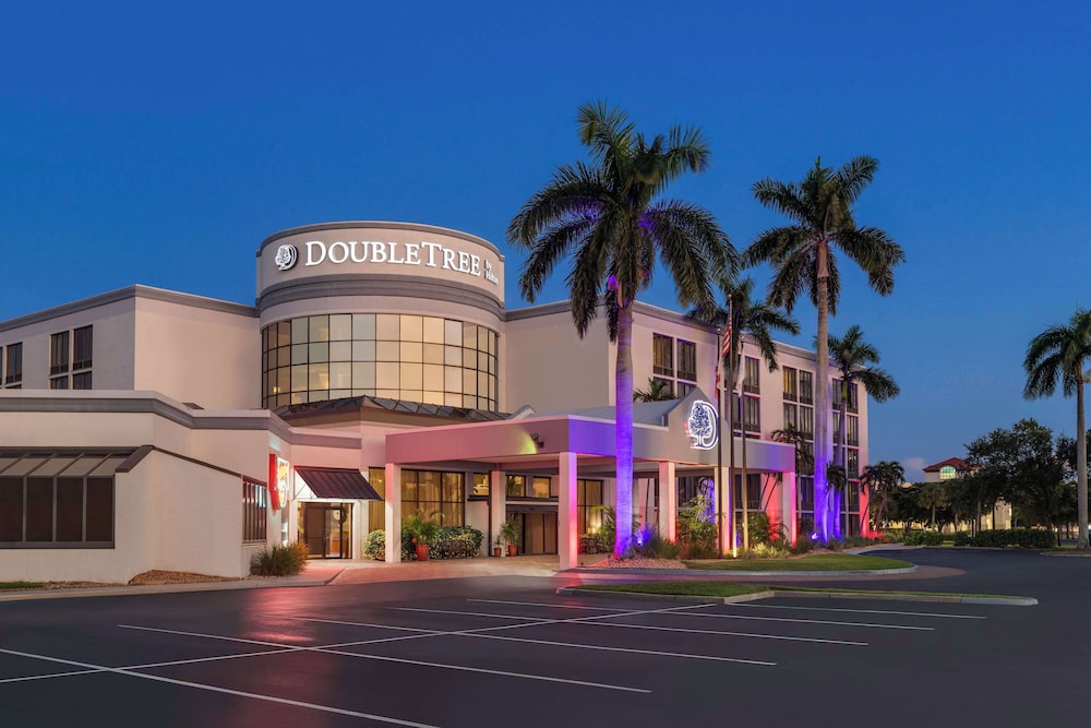 Doubletree by Hilton Fort Myers at Bell Tower Shops — Hotel building in Fort Myers, Florida